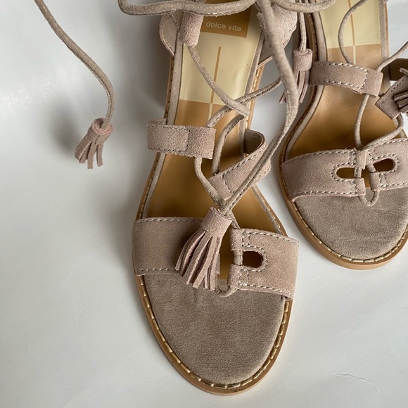 Featuring shoes - Picture 2 of 9